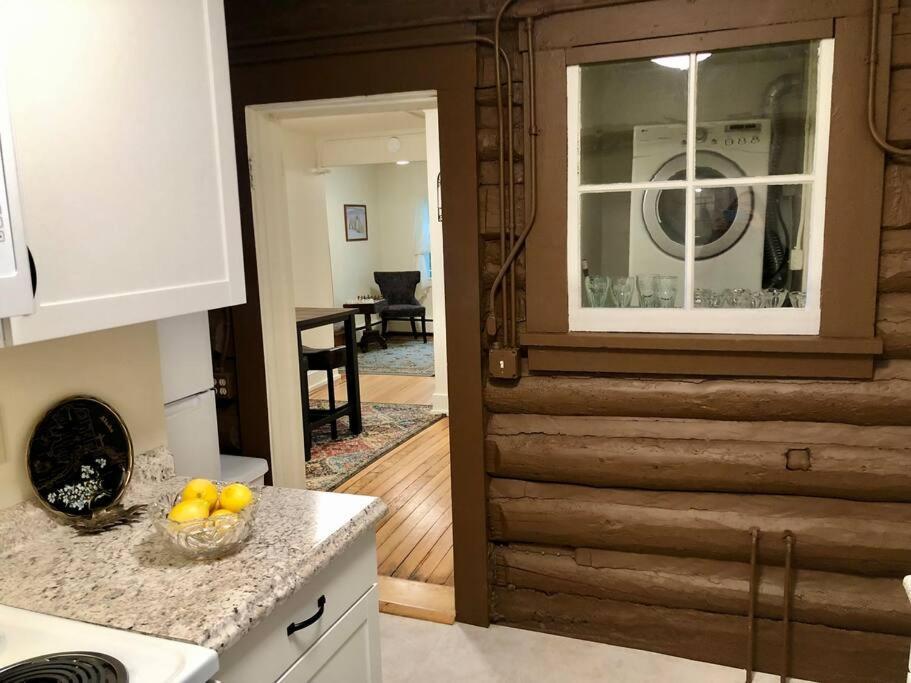 Coastal Cabin - Downtown Historical Log Home أنكوراج المظهر الخارجي الصورة